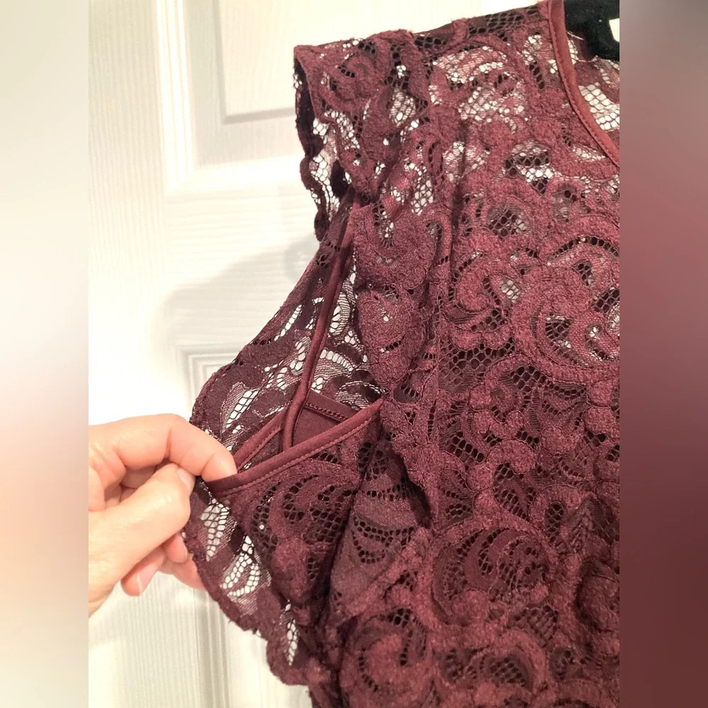 NWOT White House Black Market Flutter Sleeve Lace Shell Top Burgundy Wine Size 4 - Picture 6 of 10